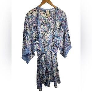 In Bloom floral belted robe. Lace trim. Light weight and floral. Women’s Medium